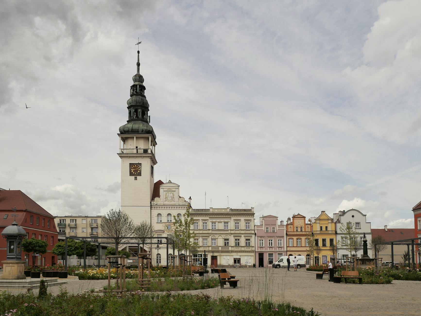 Logo Urzędu Miejskiego w Sochaczewie obok tytułu konkursu recytatorskiego "Para Buch…Julian Tuwim dla dzieci"
